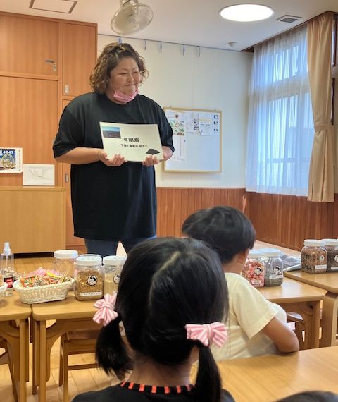 鹿島市の松本理絵先生に来ていただき、海苔や干潟、県産米、佐賀の良さについてお話していただきました。 「干潟知ってる？」に「知らな～い」の子がほとんどで、佐賀の良さを私たちももっともっと子ども達に伝えねば!と思いました。