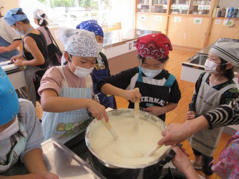 佐志小学校で豆腐作り体験をしました