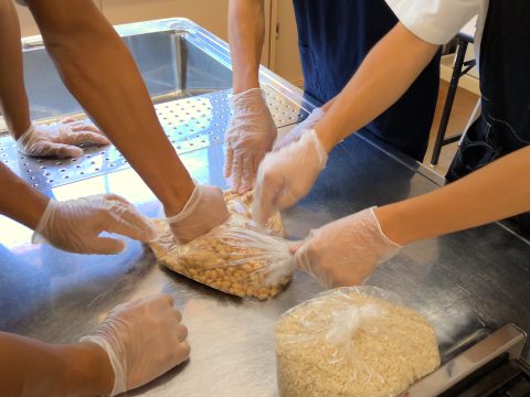 2年生!武雄産大豆で味噌を仕込みました!