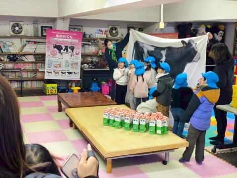 バター作りと牛との触れ合い体験