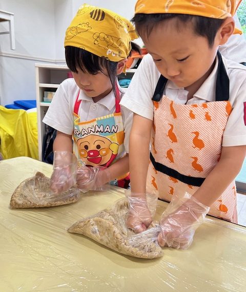 茹でた大豆をつぶします！！