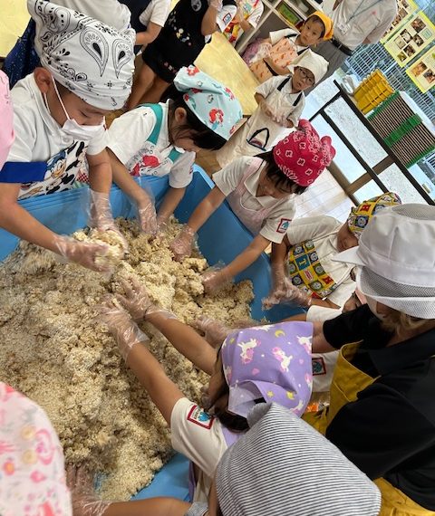 つぶした大豆と麹をまぜまぜ！