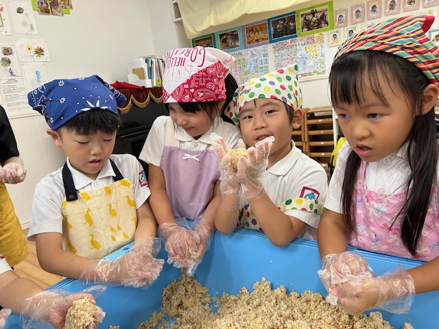 丸いボールみたいにして大きなタッパーに詰めていきます。